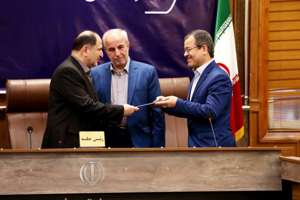 اعطای اعتبار نامه منتخبین انتخابات مجلس رشت از سوی فرماندار