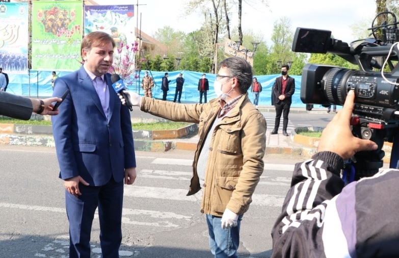 استاندار گیلان در حاشیه مراسم رژه خدمت ارتش و در جمع خبرنگاران عنوان کرد:  ارتش در مقاطع زمانی مختلف، پشتیبان و در کنار مردم است