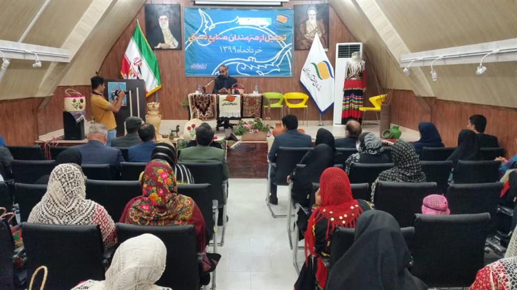 تجلیل از تولیدکنندگان برتر صنایع دستی در منطقه آزاد انزلی همزمان با هفته صنایع دستی صورت گرفت
