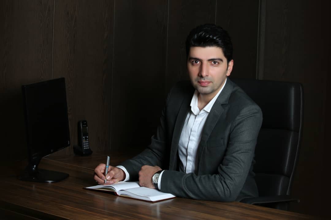 اعضای شورا باید یاد بگیرند که دور یک میز و در یک جمع بتوانند تصمیم جمعی بگیرند و خرد جمعی داشته باشند