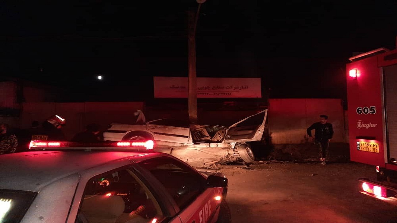 نجات راننده محبوس در خودروی واژگون شده در رشت