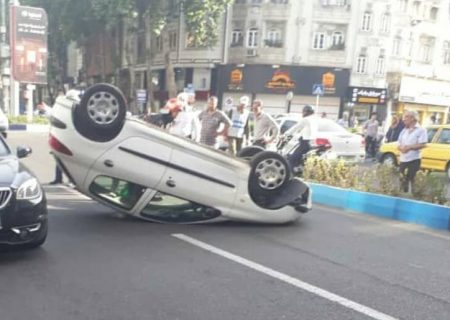 استفاده از گوشی موبایل هنگام رانندگی حادثه ساز شد