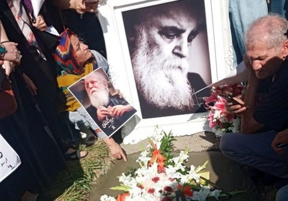 سردیس و سنگ مزار امیر هوشنگ ابتهاج نصب می شود