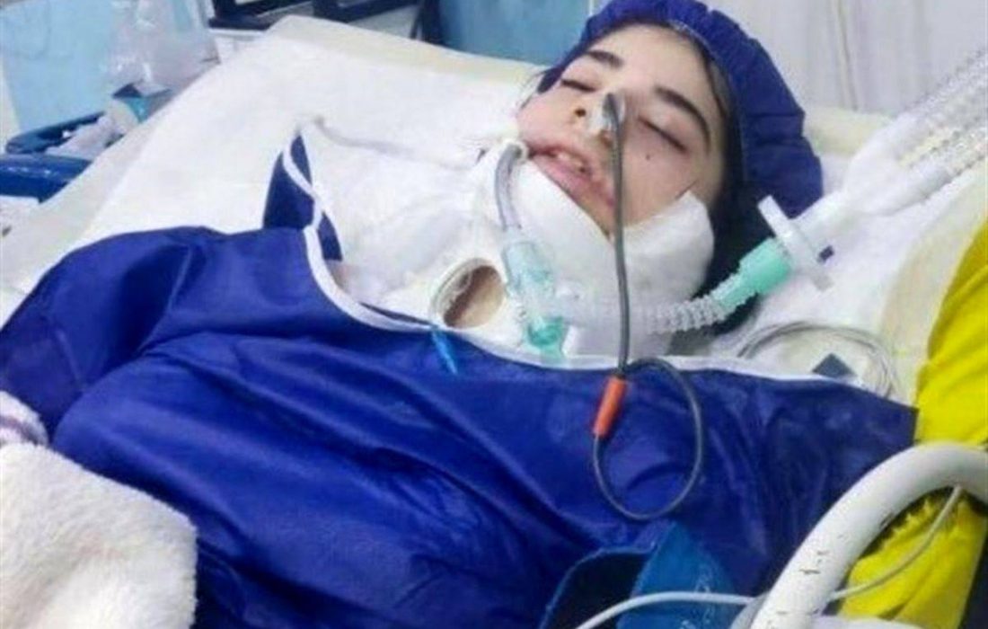   او از پنجره اتاق‌ خواب خود سقوط کرده است