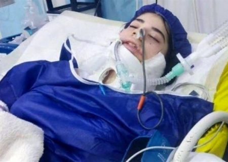   او از پنجره اتاق‌ خواب خود سقوط کرده است