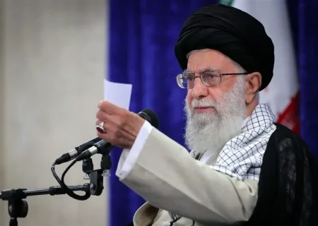 جنایتی که رژیم صهیونیستی در غزه، در فلسطین انجام می‌دهد، چیزی نیست که قابل صرف نظر کردن باشد. همه‌ی دنیا باید در مقابلش بایستند