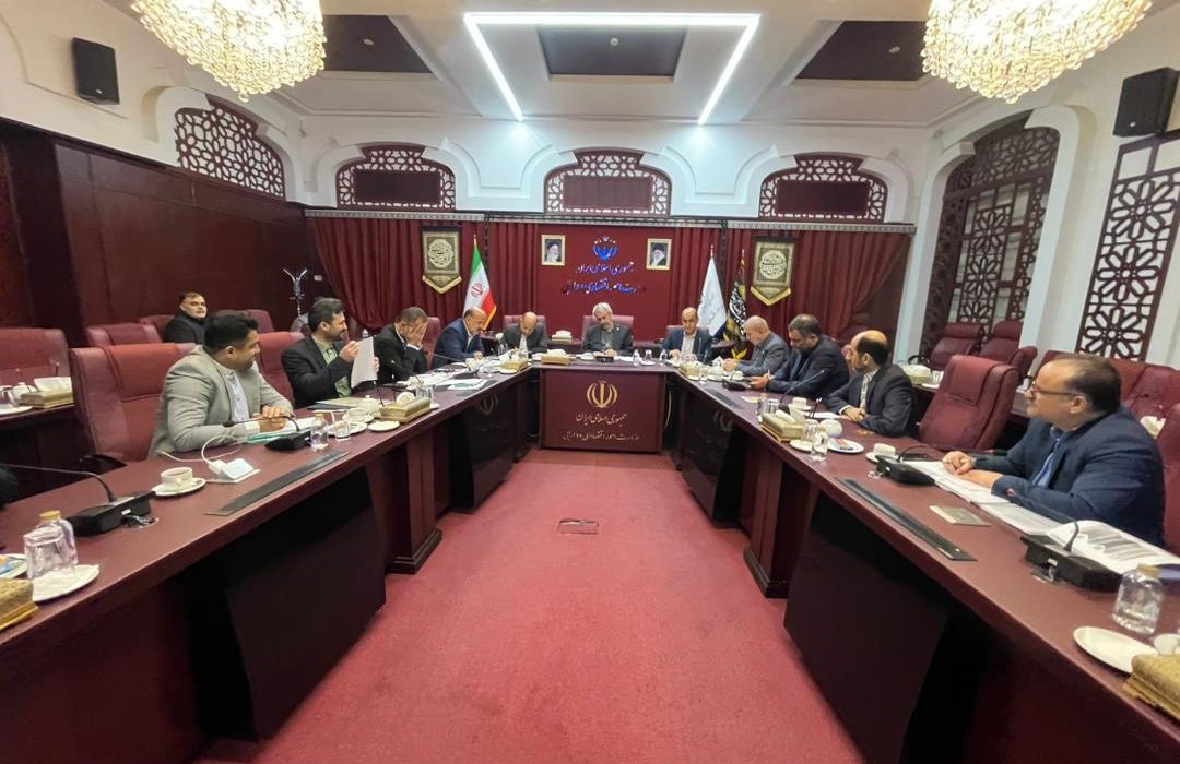 بررسی وضعیت اقتصادی گیلان در نشست مجمع نمایندگان و استاندار استان با وزیر اقتصاد در تهران