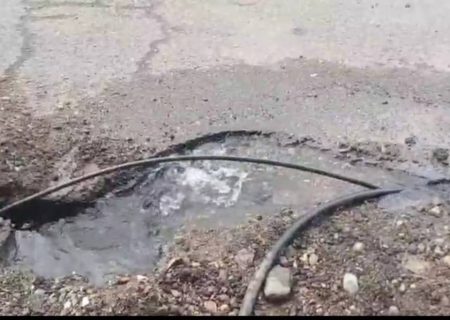 ترکیدگی لوله آب شرب در فلکه گاز رشت و هدر رفت آب