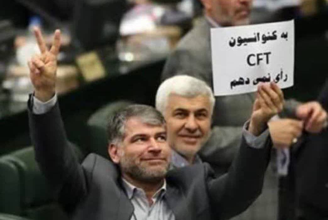 کاغذی که سیدجوادساداتی نژاد،محکوم پرونده ((چای دبش))درمجلس بالای سرگرفته بود!