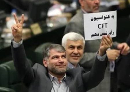 کاغذی که سیدجوادساداتی نژاد،محکوم پرونده ((چای دبش))درمجلس بالای سرگرفته بود!