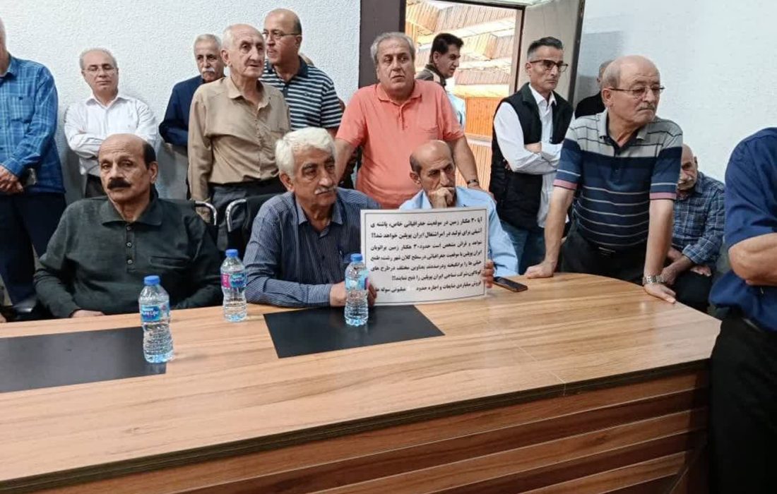 تجمع سهامداران کارگری کارخانه ایران پوپلین در اعتراض به عدم پرداخت سود سهام
